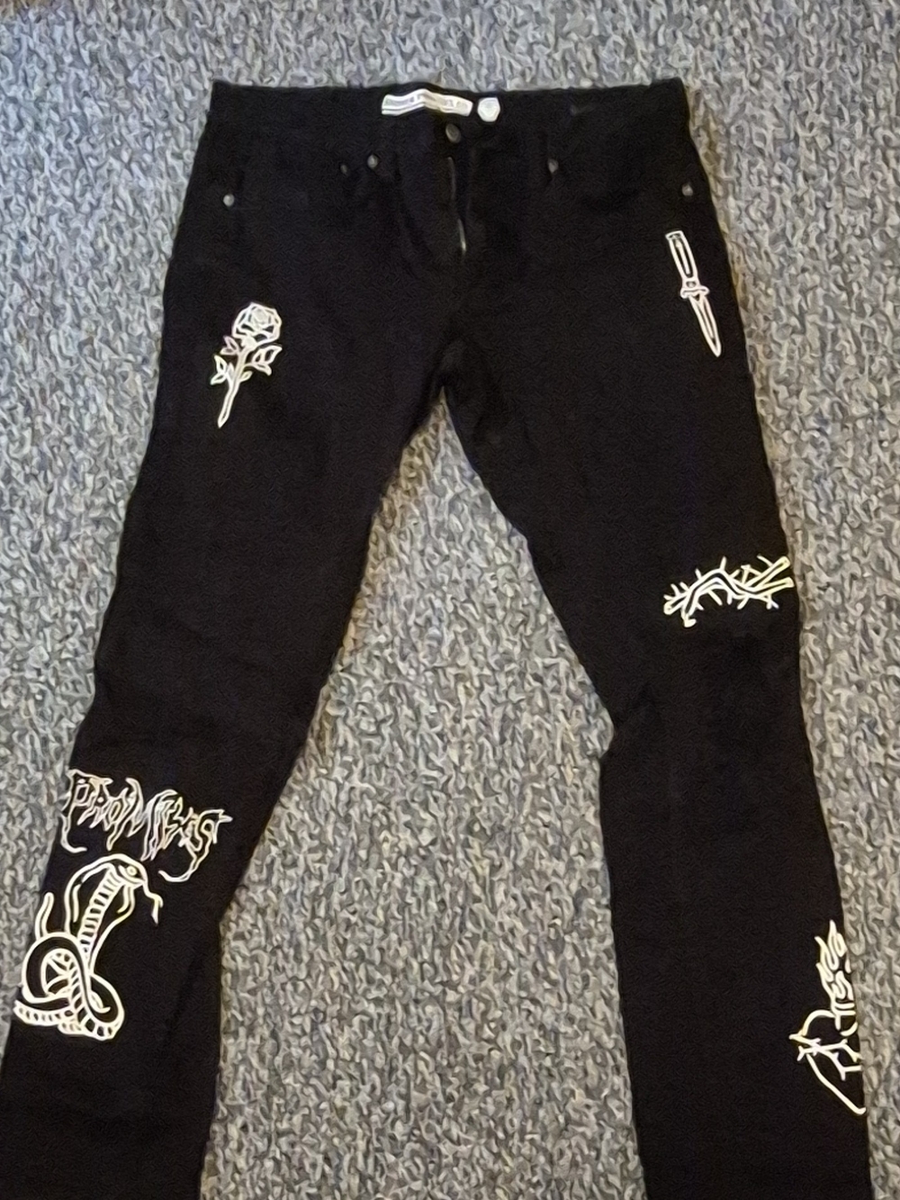 Black Men’s Graphic Skinny Jeans with White Embroidery